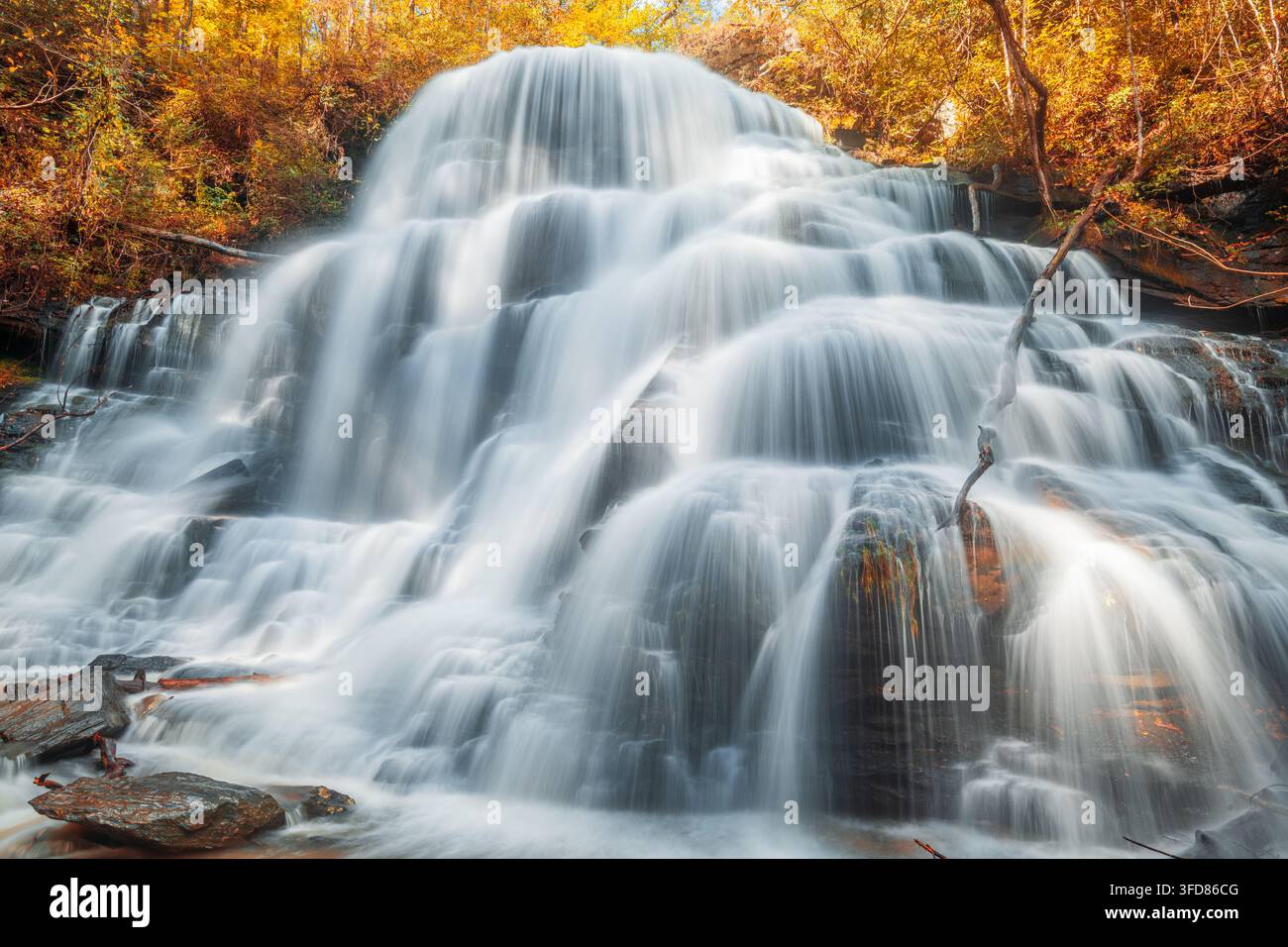 Yellow Branch Falls, Walhalla, South Carolina, USA nella stagione autunnale. Foto Stock