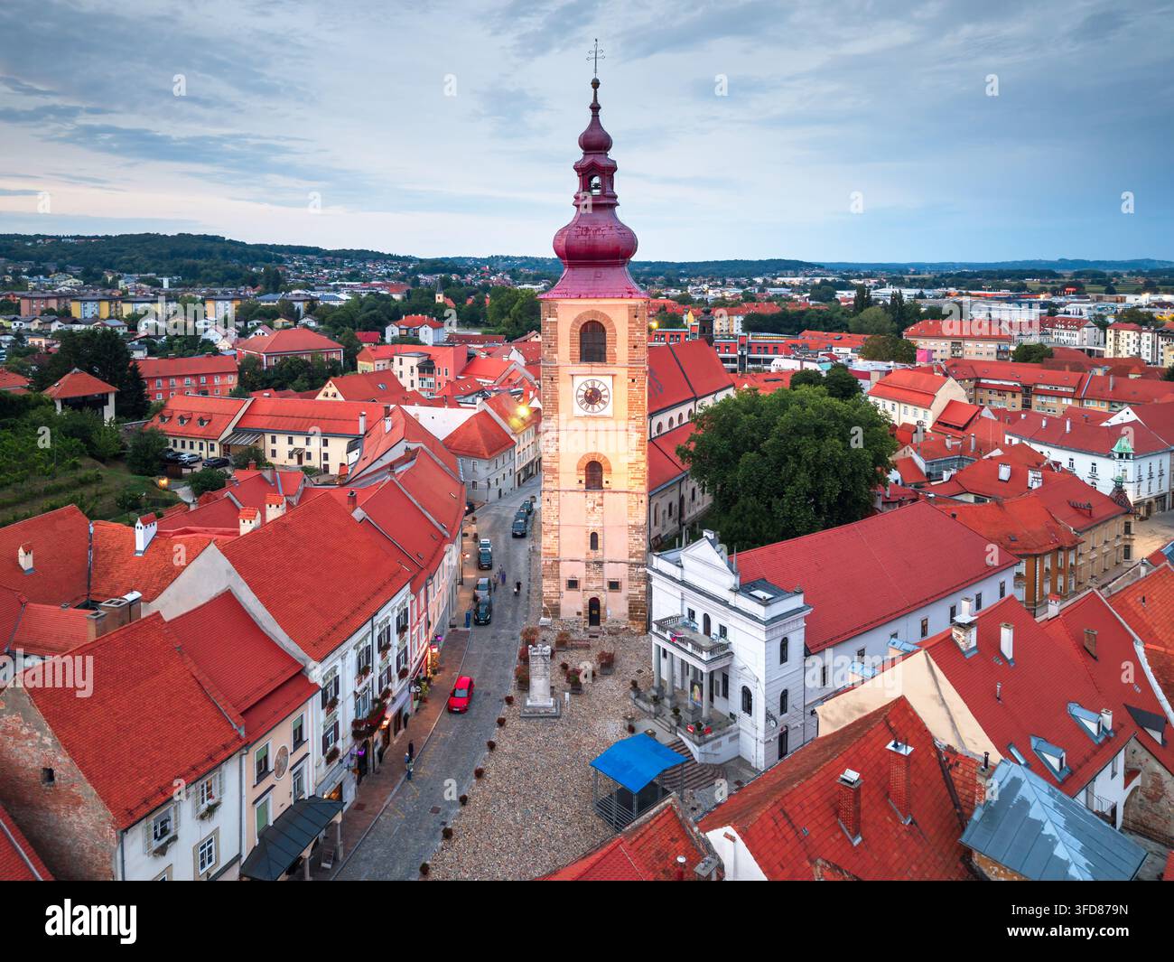 Ptuj, piazza in Slovenia al crepuscolo. Foto Stock
