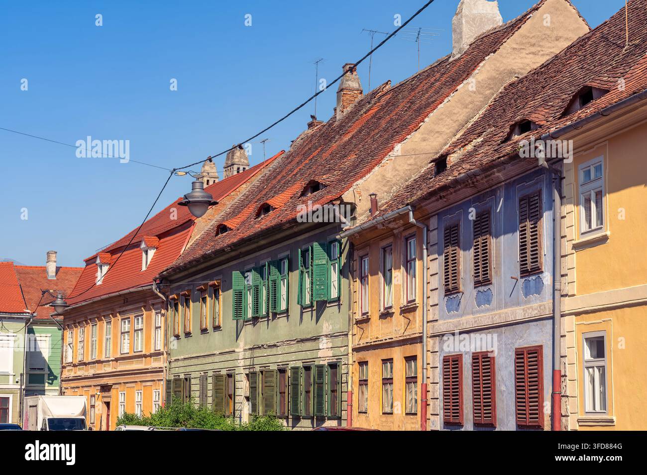 Case tradizionali di Sibiu con occhi del tetto e facciate colorate nella vecchia città della Transilvania, Romania Foto Stock