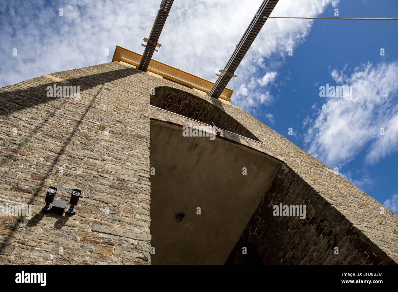 Vista a basso angolo della torre in mattoni del ponte sospeso storico di Clifton con travi sopra la testa e cielo blu Foto Stock