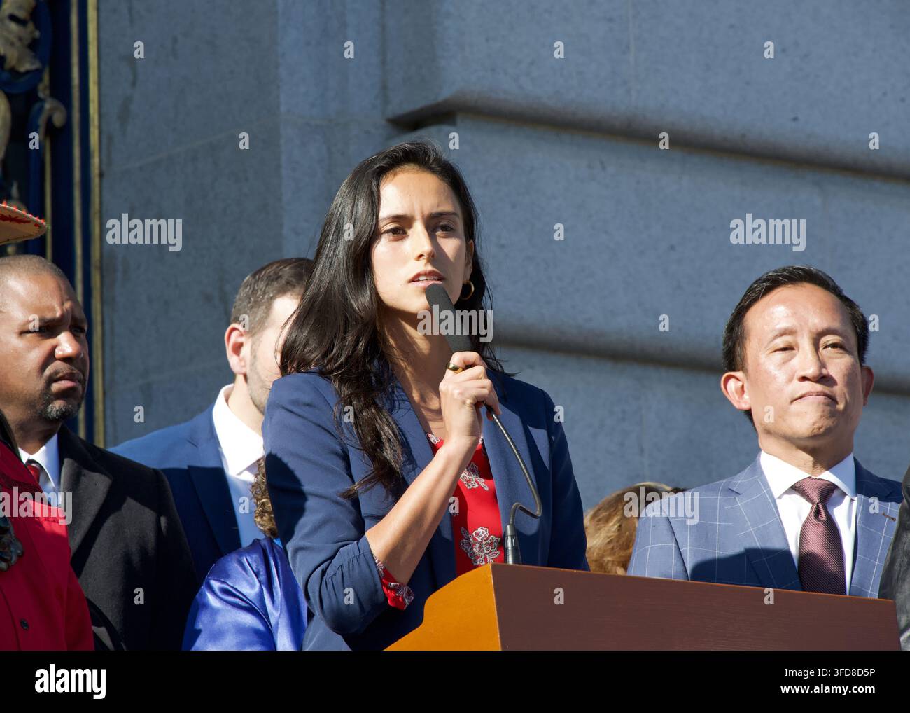 San Francisco, CA - 28 gen. 2025: Il supervisore del distretto 9 Jackie Fielder parla sui gradini fuori dal municipio ribadendo lo status della città come Foto Stock
