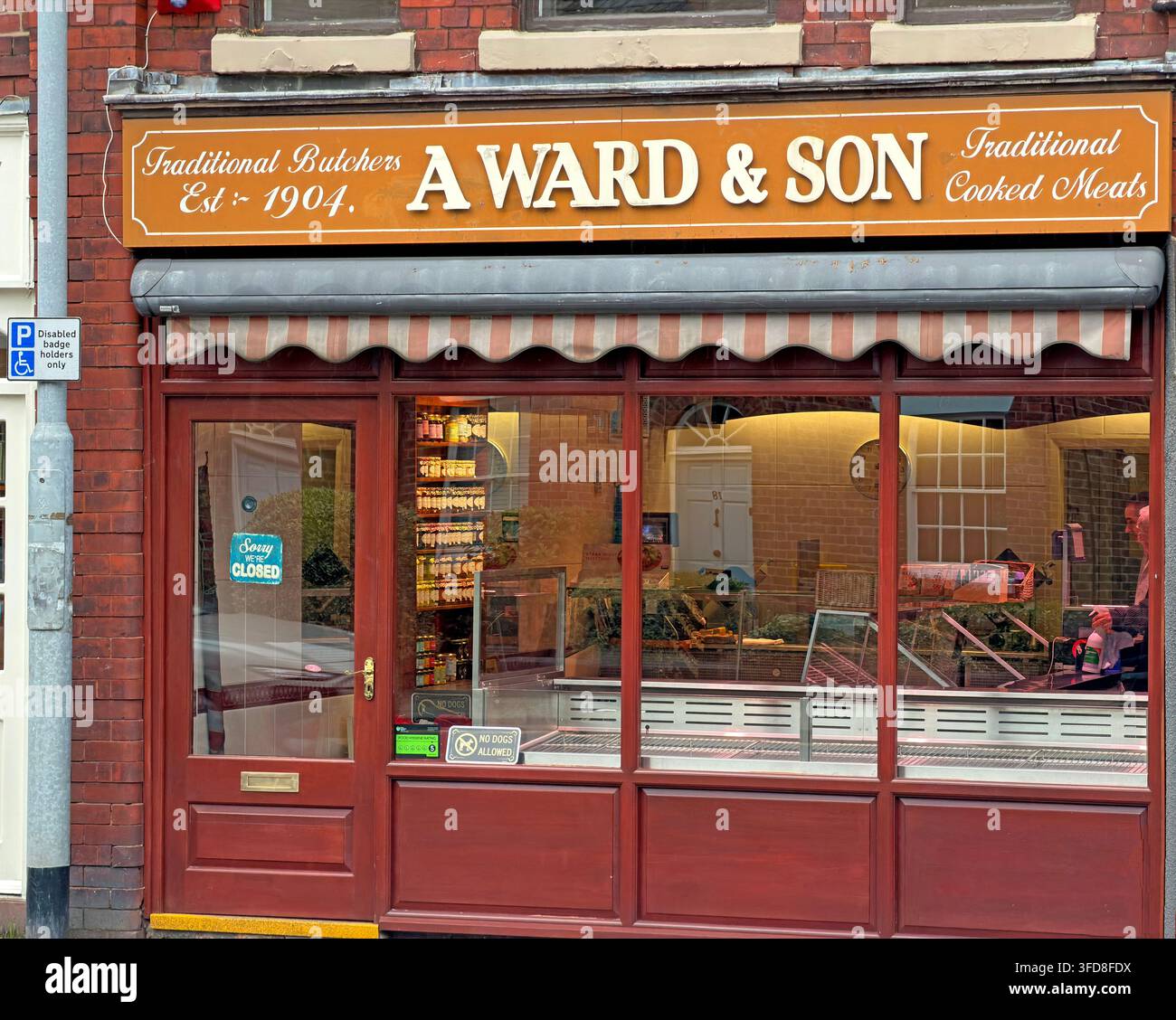 Una macelleria tradizionale di Ward & Son su London Road, Stockton Heath, Warrington. Foto Stock