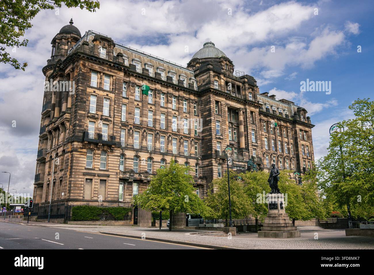 Vista panoramica di George Square con l’edificio storico del Municipio a Glasgow, Scozia Foto Stock