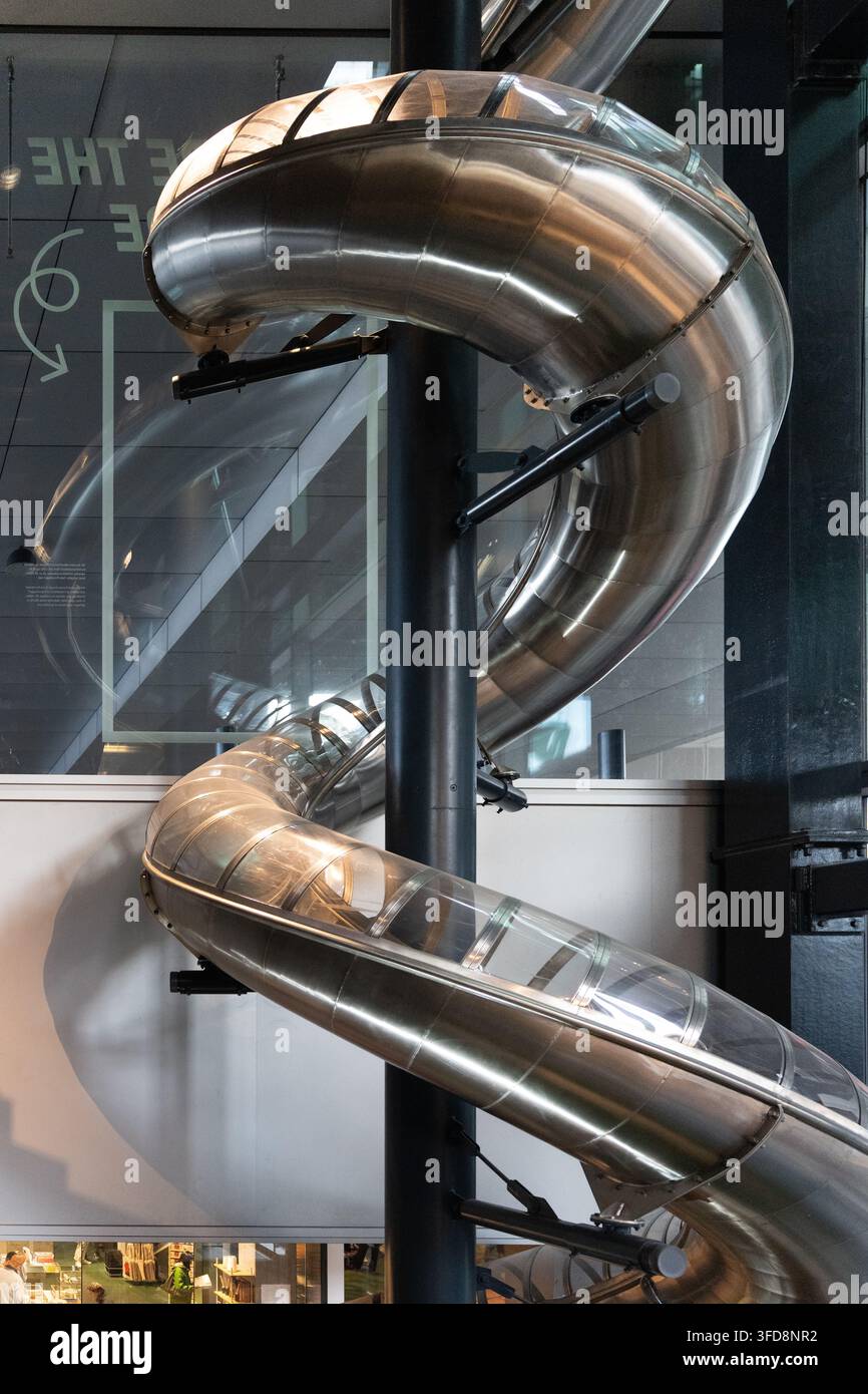I visitatori si godono lo scivolo metallico a spirale del Centro di Architettura Danese Foto Stock