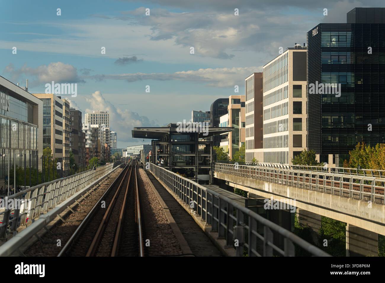 I pendolari aspettano la metro a Copenaghen Foto Stock