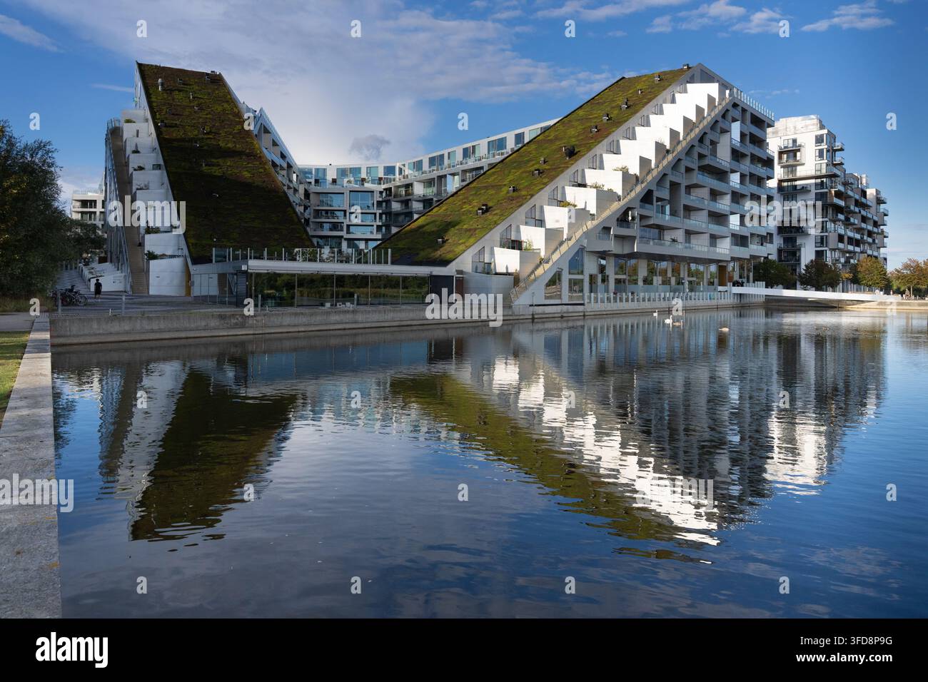 L'8 House di Copenaghen di BIG: Un punto di riferimento residenziale a Ørestad con una forma unica a ‚8‘ e tetti verdi progettati per una vita sostenibile. Foto Stock