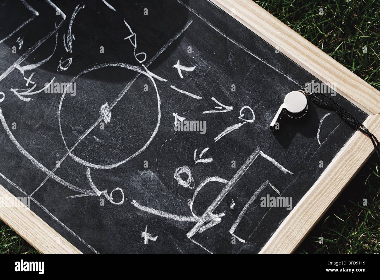 Schizzo di strategia di gioco di calcio disegnato a mano, isolato sulla lavagna nera. Foto Stock