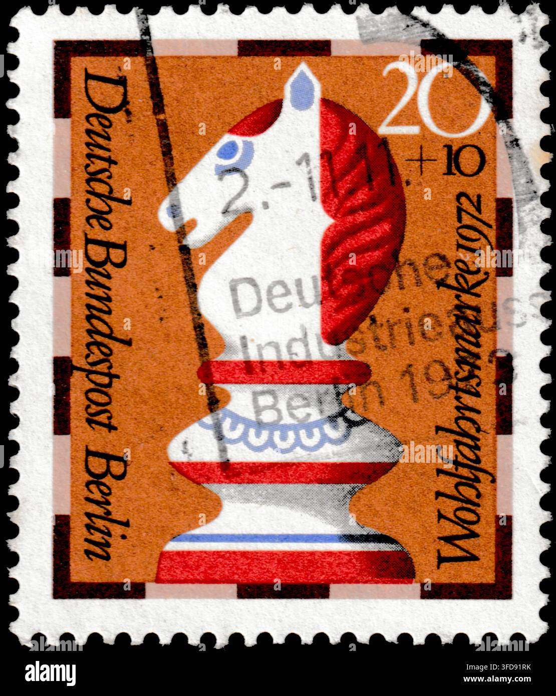 Francobollo di beneficenza di Berlino Ovest del 1972 da 20 più 10 Pfennig raffigurante un alfiere di scacchi stilizzato, serie di beneficenza Wohlfahrtsmarke Foto Stock