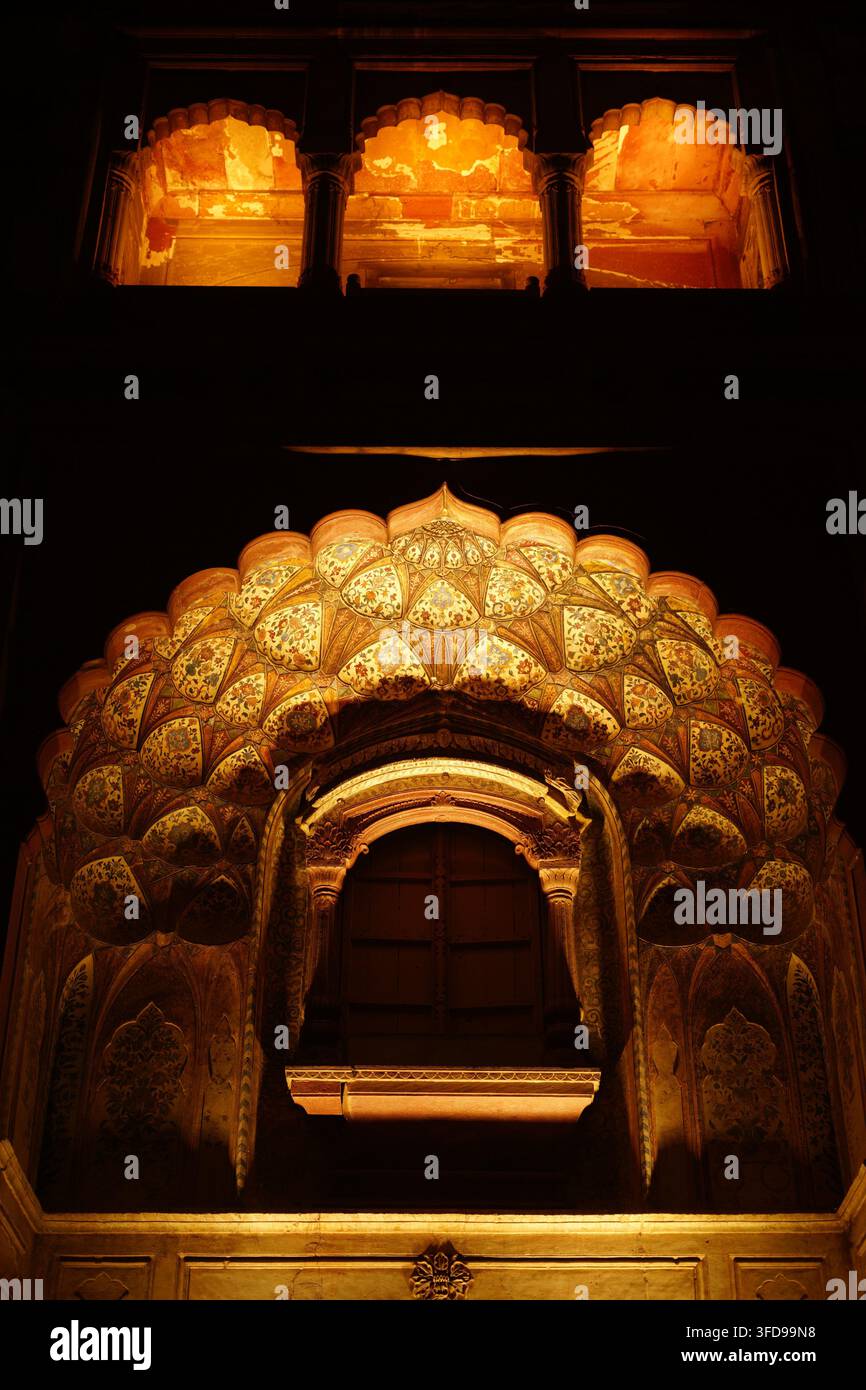 Ingresso ad arco con motivo islamico dettagliato della struttura del tomba di Sikandar Lodhi a Delhi, India. Foto Stock