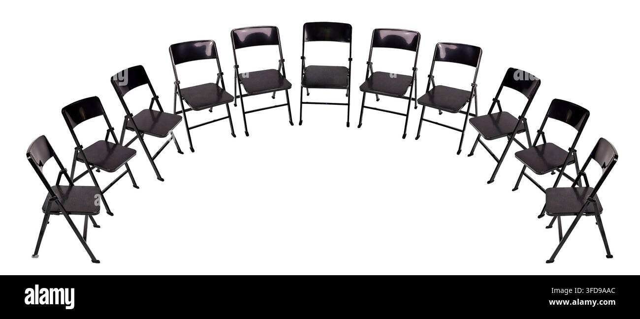 Sedie pieghevoli nere per sedersi facilmente in gruppo disposte a semicerchio Foto Stock