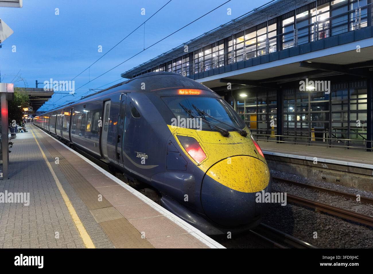 Un treno della classe 395 "Javelin" di Southeastern è visto "Non in servizio" su un binario della stazione internazionale di Ashford nel Kent. Foto Stock