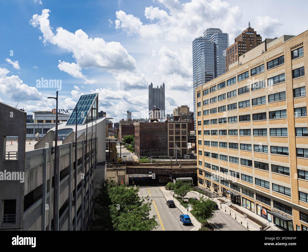 Pittsburgh Pennsylvania-06 21 2026: Prospettiva elevata che guarda giù una strada cittadina fiancheggiata da edifici moderni per uffici e parcheggi strutturati. Foto Stock