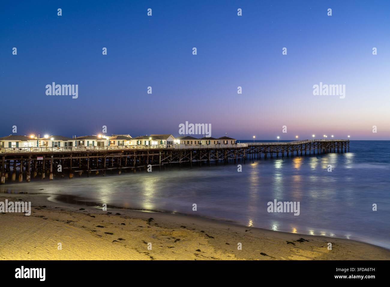 Esposizione lunga alla Crystal Pier al crepuscolo a Pacific Beach San Diego Foto Stock