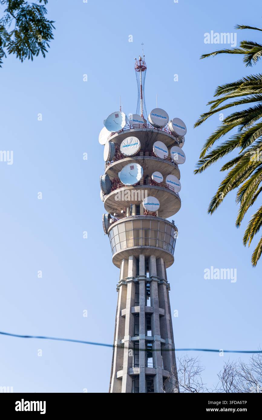 Città del Messico – 14 febbraio 2022: La Infinitum Telecommunications Town con parabole satellitari a Città del Messico, Messico Foto Stock