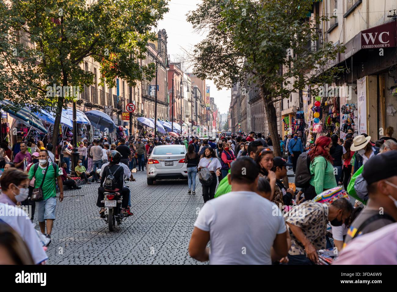 Città del Messico Messico - 18 febbraio 2022: Una strada trafficata nella Città del Messico nel quartiere del centro città di Downtown Centro con molti negozi e mercati Foto Stock