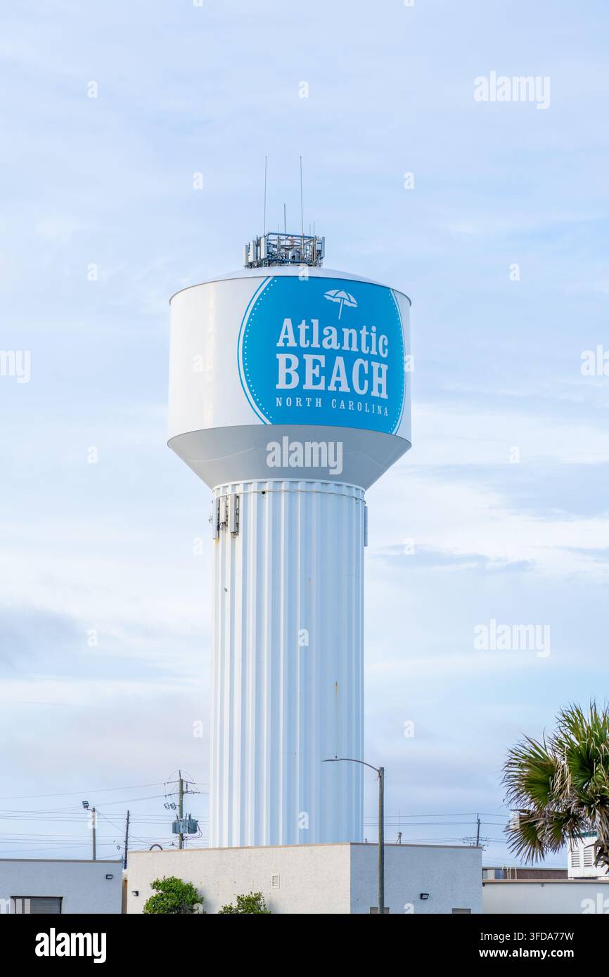 Atlantic Beach Carolina del Nord - 12 maggio 2022: Torre d'acqua ad Atlantic Beach Carolina del Nord che accoglie i visitatori sulla spiaggia Foto Stock