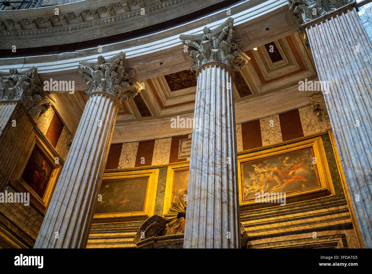Roma Italia - 1 ottobre 2022: Colonne ornate nel Pantheon Roma Italia Foto Stock