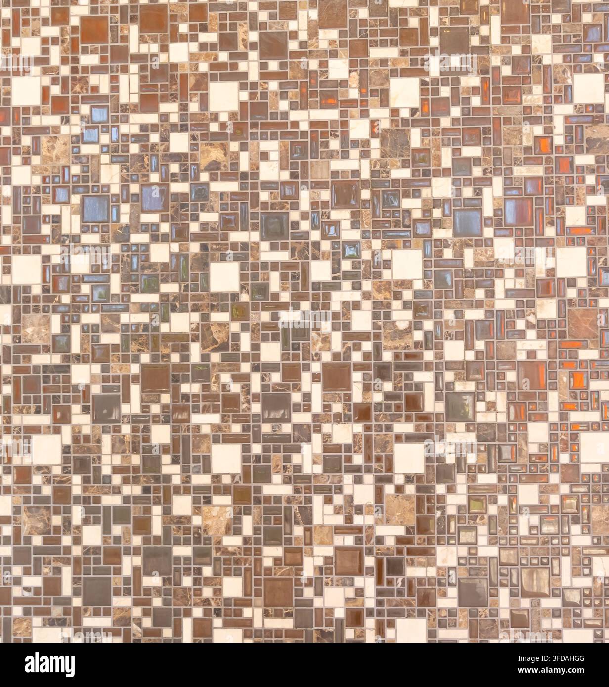 Inquadratura completa di piccoli piastrelli di ceramica marroni come texture di sfondo del muro utilizzata come texture di fondo. Foto Stock