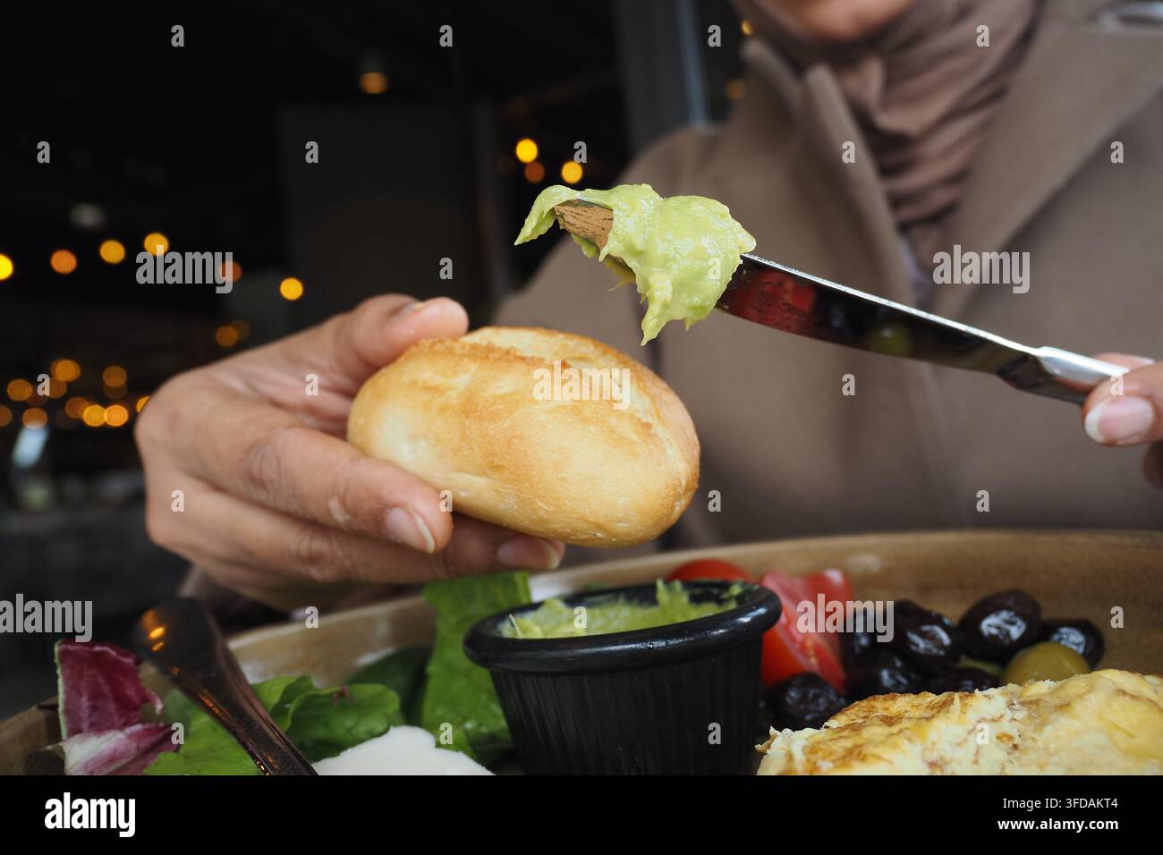 Godendo il cibo in un ristorante la sera Foto Stock