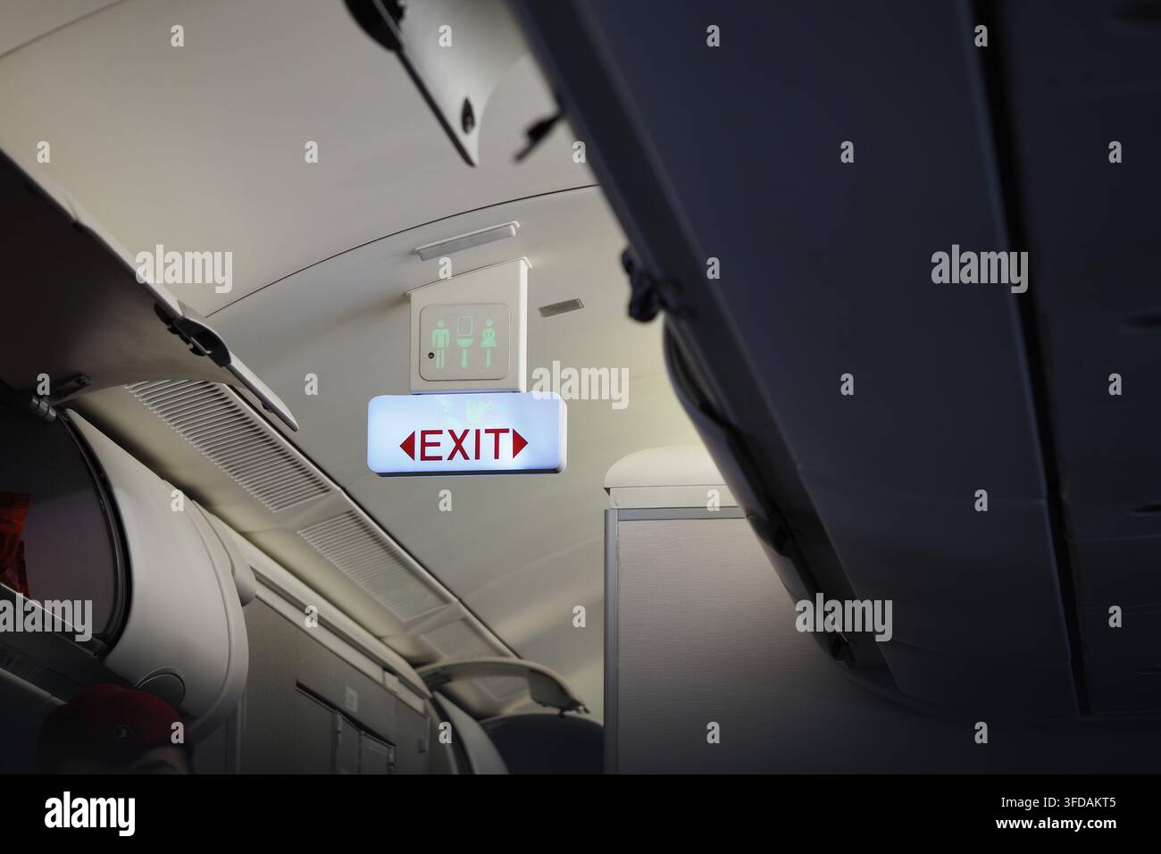 Segnale di uscita all'interno della cabina di un aereo durante il volo Foto Stock