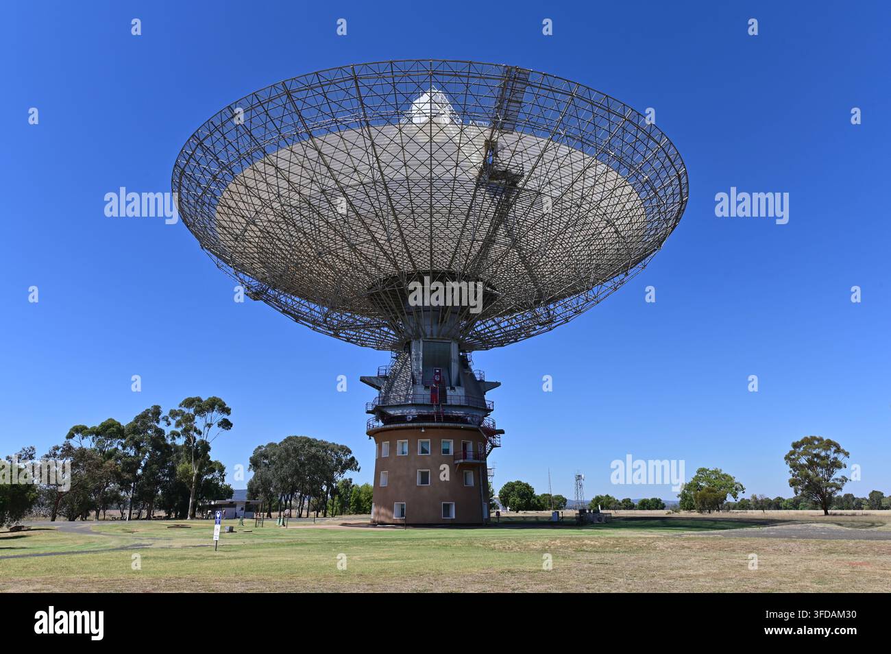 PARKES, NSW - MAR 10 2023:Osservatorio di Parkes New South Wales, Australia.Presumibilmente è stato utilizzato per retransmettere durante le missioni Apollo verso la Luna nel 1969 Foto Stock