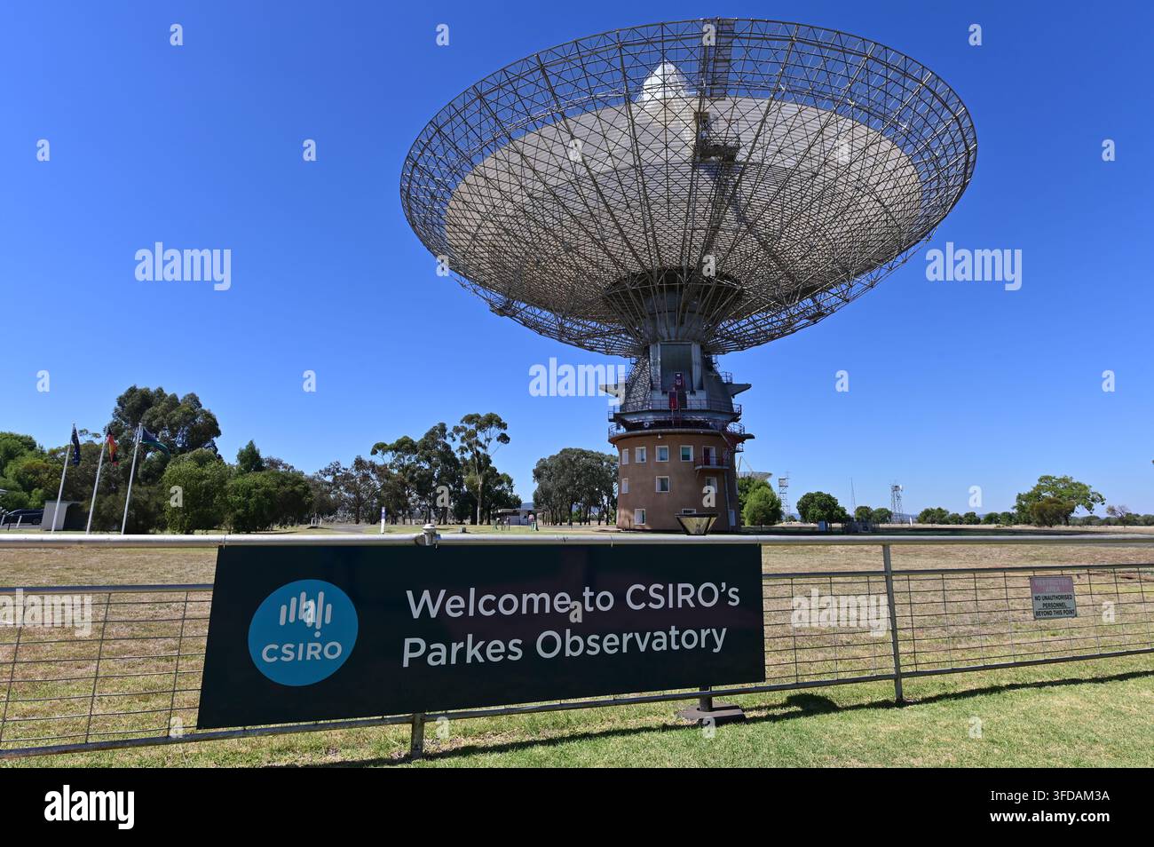 PARKES, NSW - MAR 10 2023:Osservatorio di Parkes New South Wales, Australia.Presumibilmente è stato utilizzato per retransmettere durante le missioni Apollo verso la Luna nel 1969 Foto Stock
