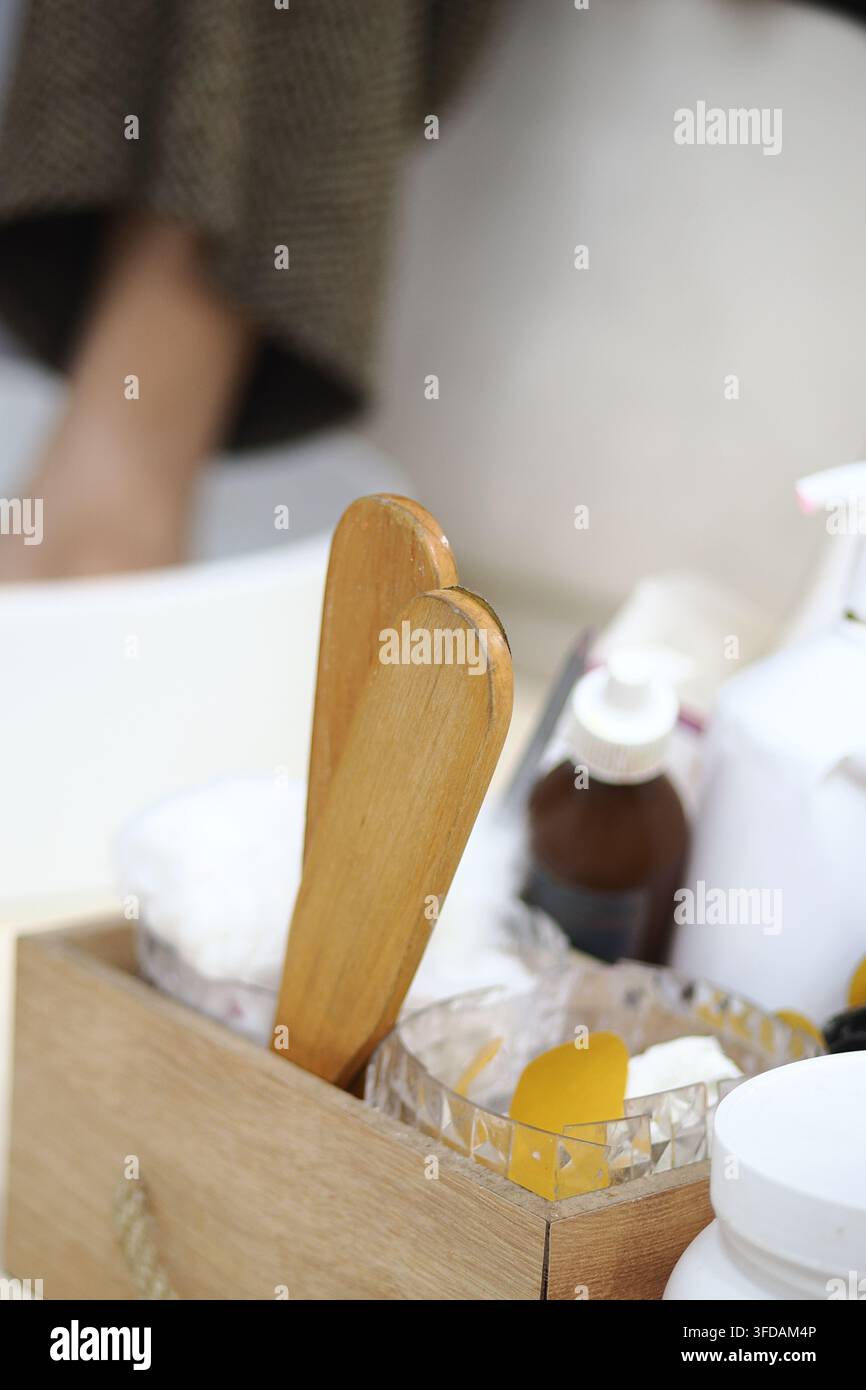 Un accessorio da spa e da bagno in legno, che sembra essere una spazzola per il corpo in legno con manico lungo Foto Stock