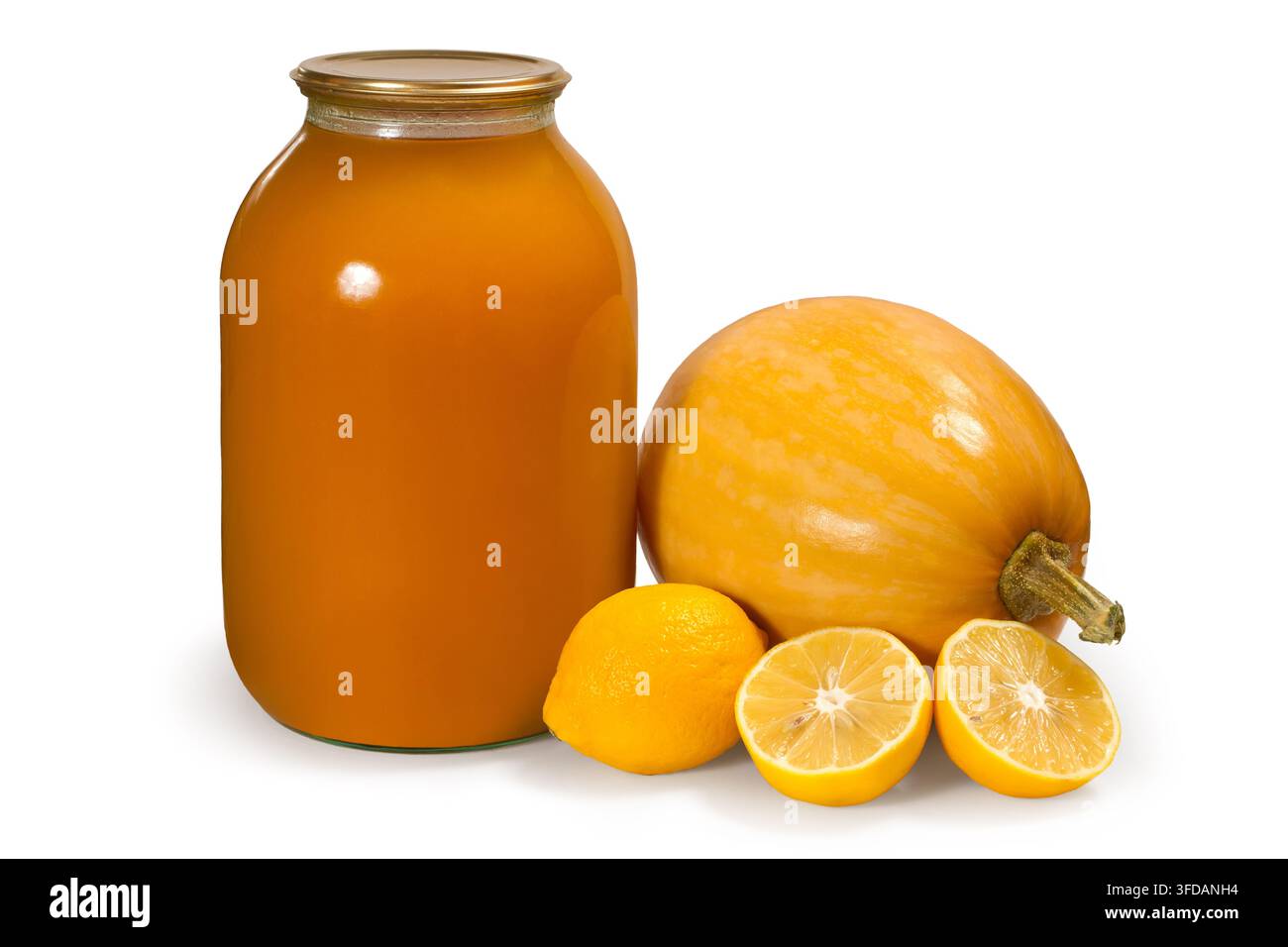 Un barattolo di succo di zucca naturale. Ingredienti per il succo in scatola. Zucca fresca e limoni. Succo di zucca biologico su sfondo bianco. Foto Stock