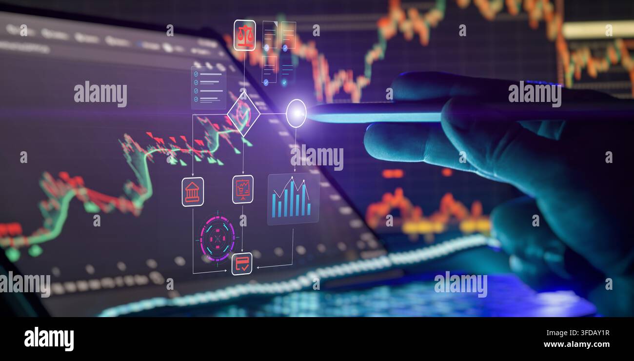 Uomo d'affari indica con la mano un dashboard olografico virtuale con conformità ai contratti intelligenti, icone bancarie legali e dati finanziari. Foto Stock
