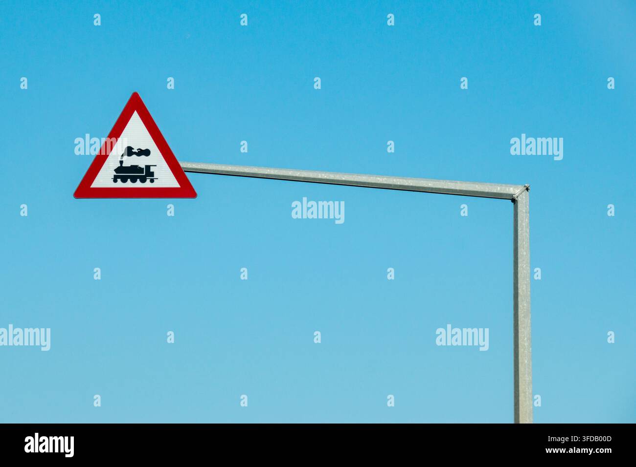 Questo tipo di segnale viene utilizzato ai passaggi a livello senza barriere o semibarriere. Foto Stock