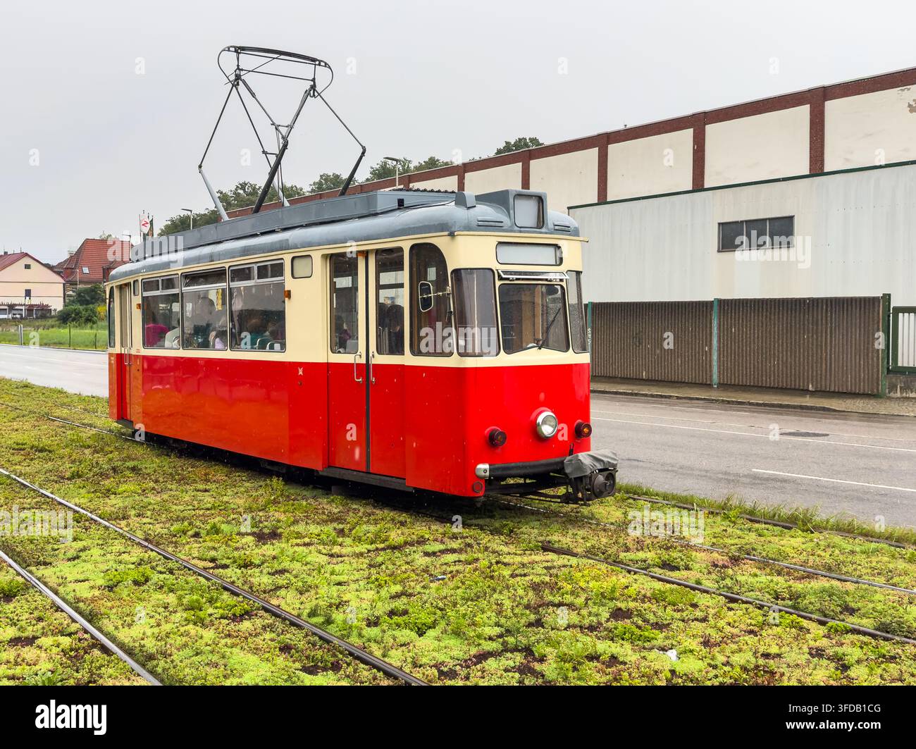 Vecchia tram rossa della DDR nella Germania dell'Est – Tram storico della DDR e trasporti pubblici storici Foto Stock