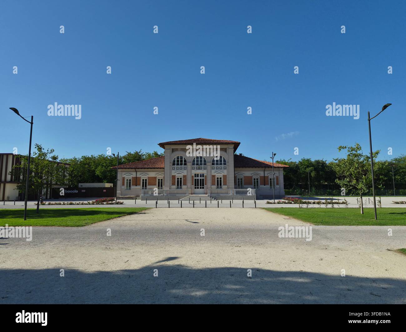 Ampia veduta dell'edificio storico in stile Liberty all'interno del Parco Te vicino al Palazzo Te a Mantova, Lombardia, Italia Foto Stock