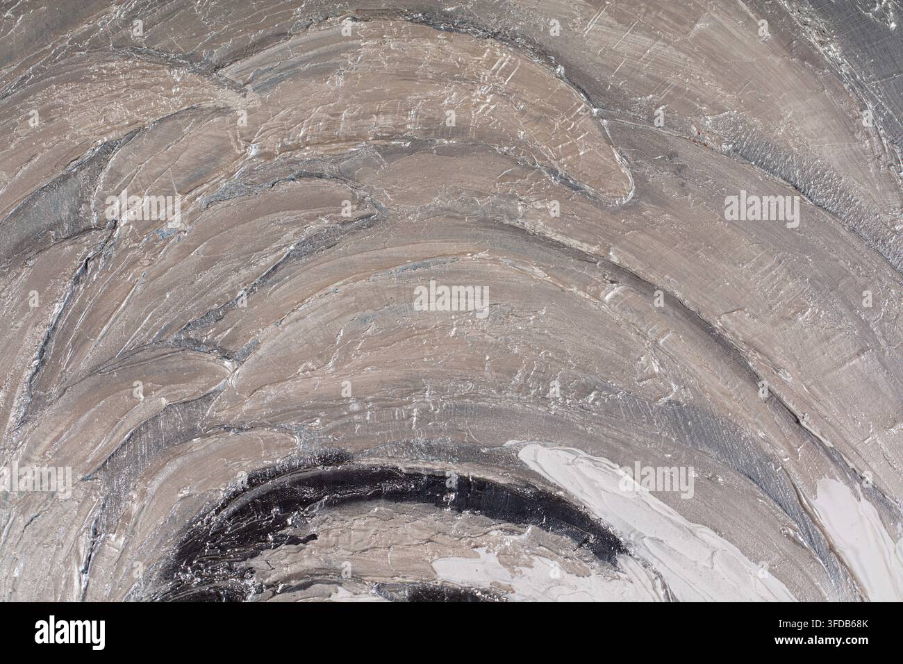 Macro primo piano della spessa trama di pittura a olio a impasto con tratti di pennello curvi grigi e beige e accenti neri e bianchi sulla tela dell'artista Foto Stock