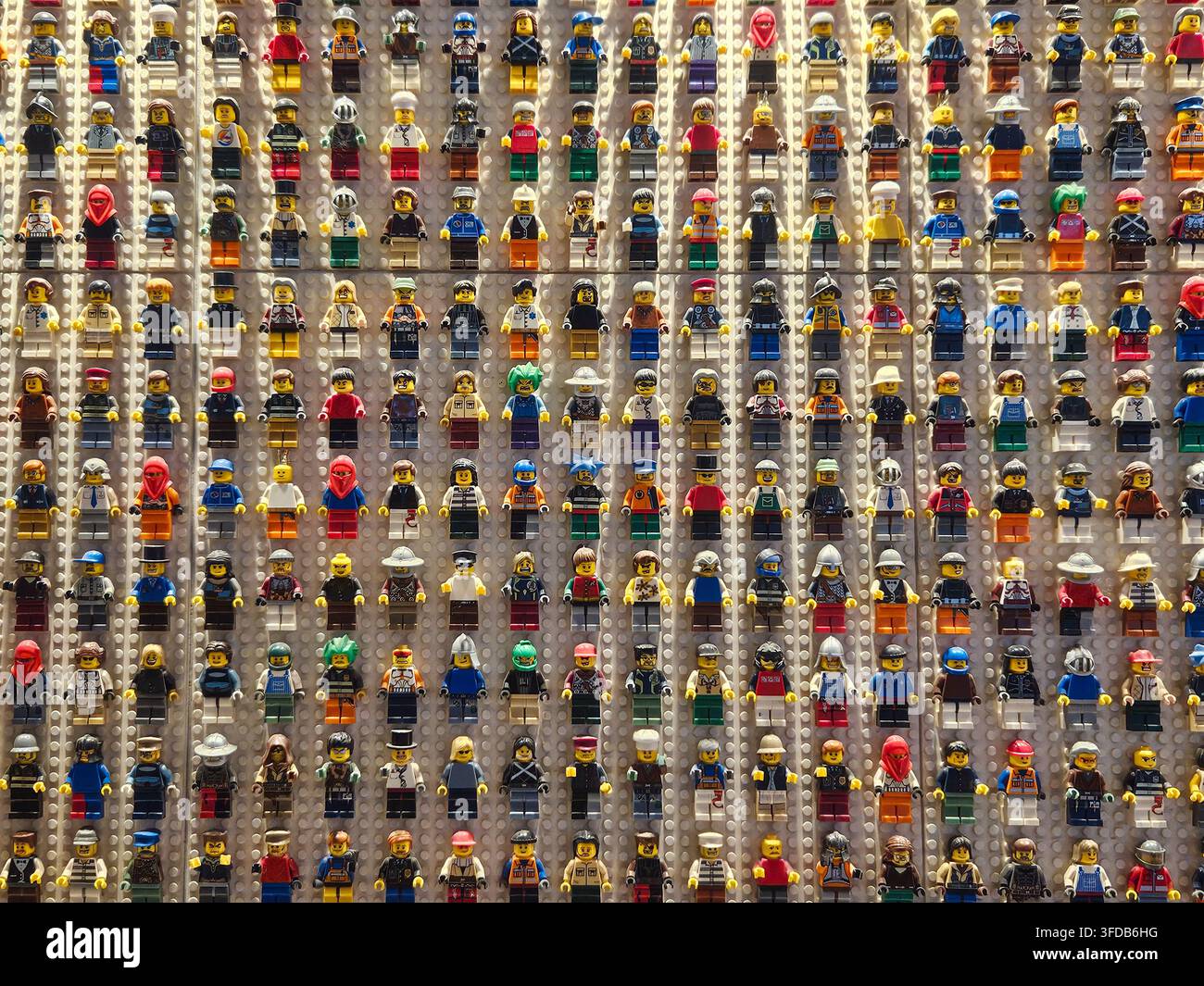 Billund, Danimarca. 17 agosto 2006, collezione di minifigure LEGO esposta su un muro Foto Stock