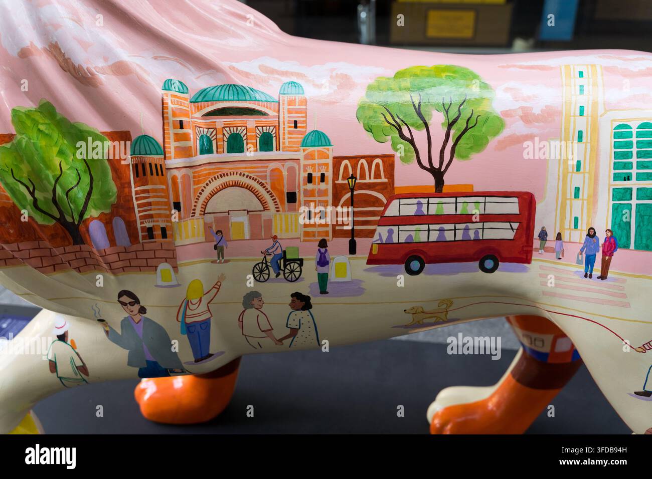 Dettaglio ravvicinato del disegno dipinto su una scultura di leone dell'artista Sophia Hunter, che raffigura una scena di strada illustrata a Londra, Victoria, Londra, Regno Unito Foto Stock