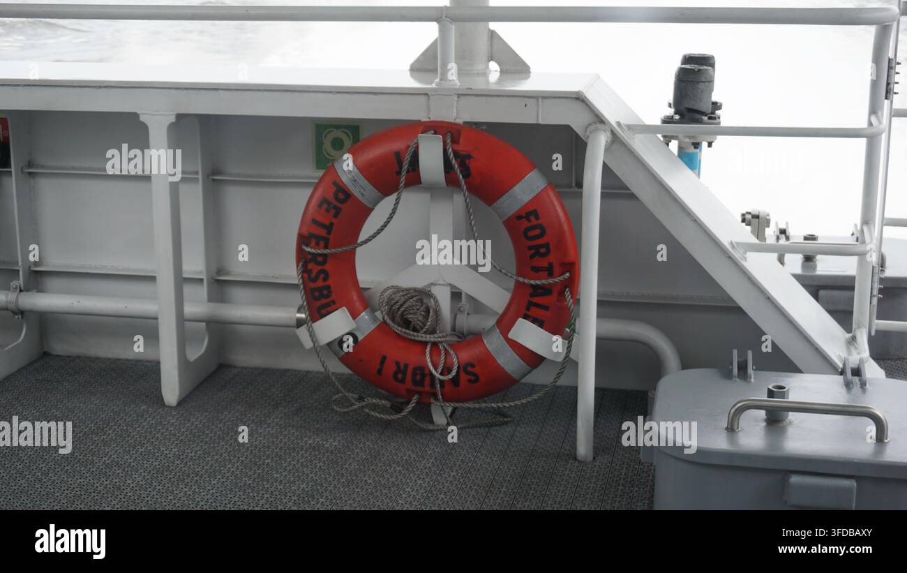 Boia di salvataggio sulla ringhiera di una nave. Foto Stock