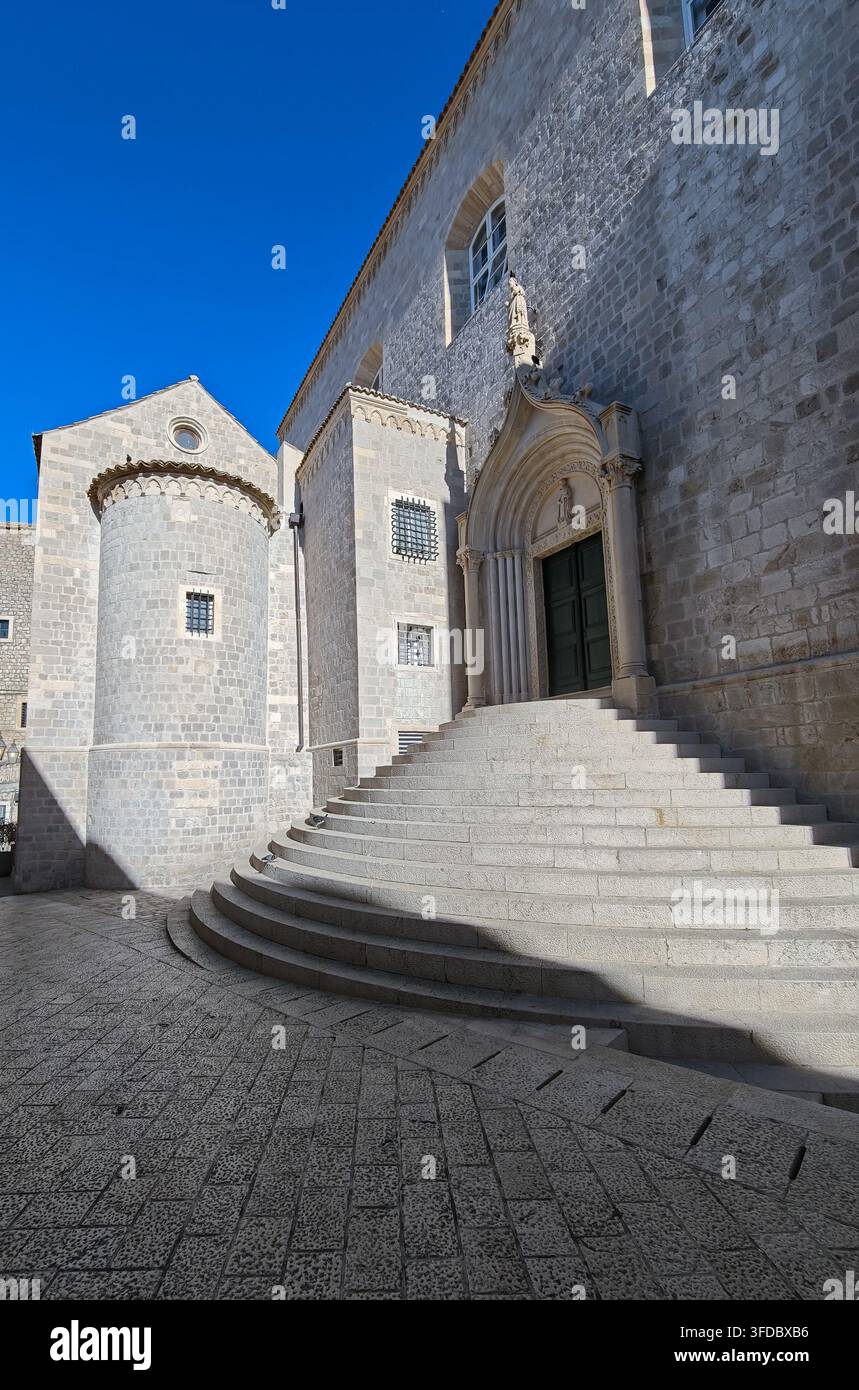Una vasta scala in pietra semicircolare sale verso il portale gotico ornato dell'antico monastero domenicano di Dubrovnik, in Croazia. Foto Stock