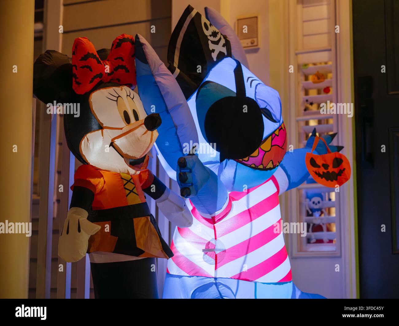 Decorazioni gonfiabili di Halloween Minnie Mouse e Stitch Pirata Foto Stock