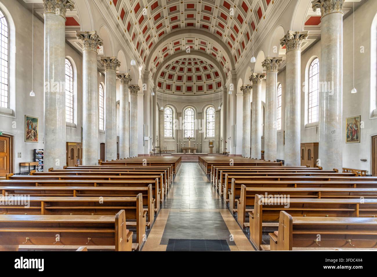 Interno della chiesa parrocchiale di San Giorgio a Bensheim, circondario di Bergstraße, Assia, Germania | Saint George's Parish Church Interior in Bensheim, Be Foto Stock