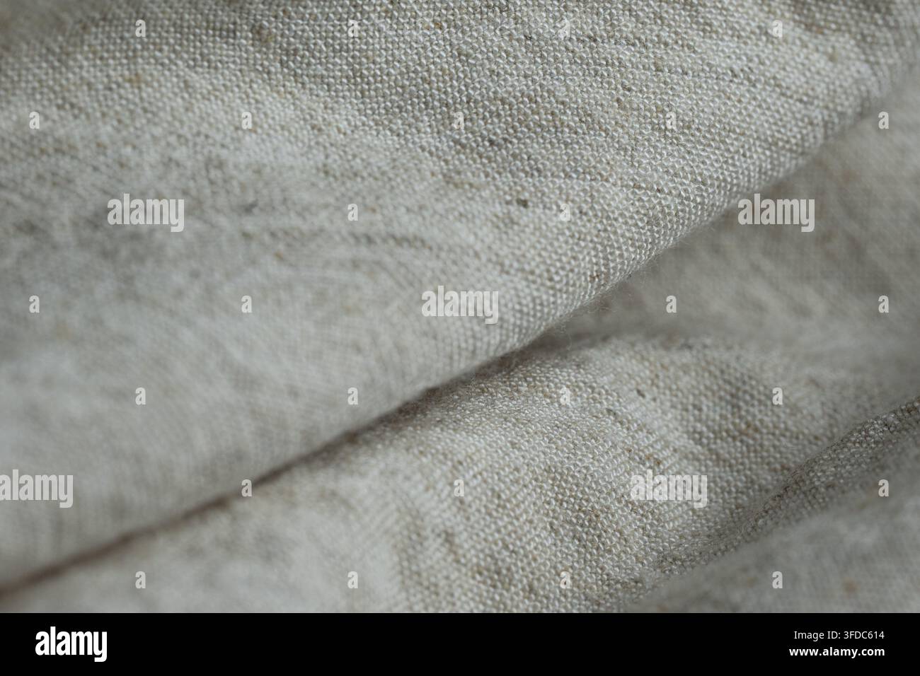 Tessuto di lino naturale che mostra la sua trama ruvida e le fibre organiche Foto Stock