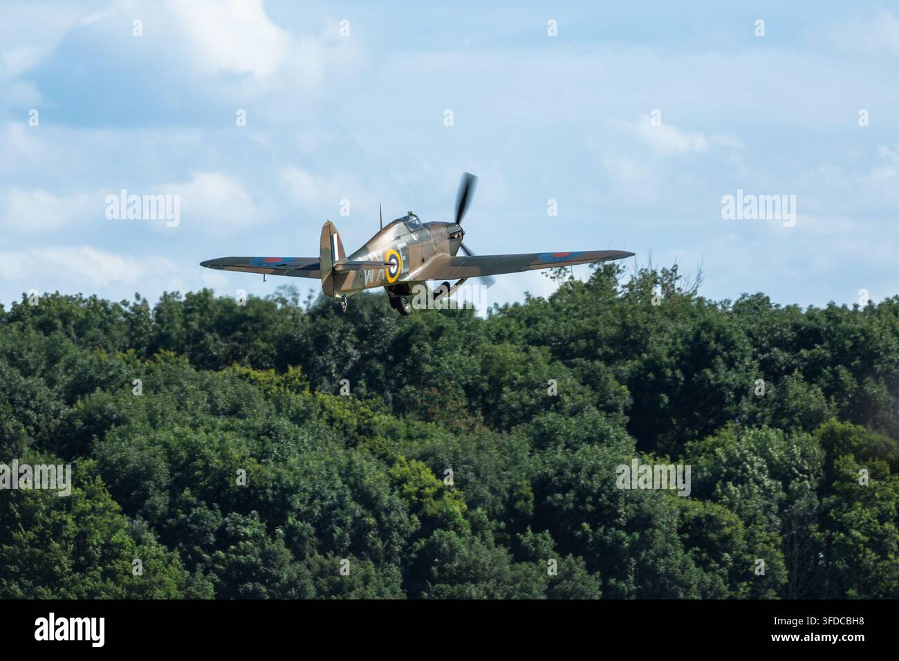Volo Heritage polacco - Hawker Hurricane G-HURI, in volo al Festival of Flight tenuto a Shuttleworth il 28 giugno 2026. Foto Stock