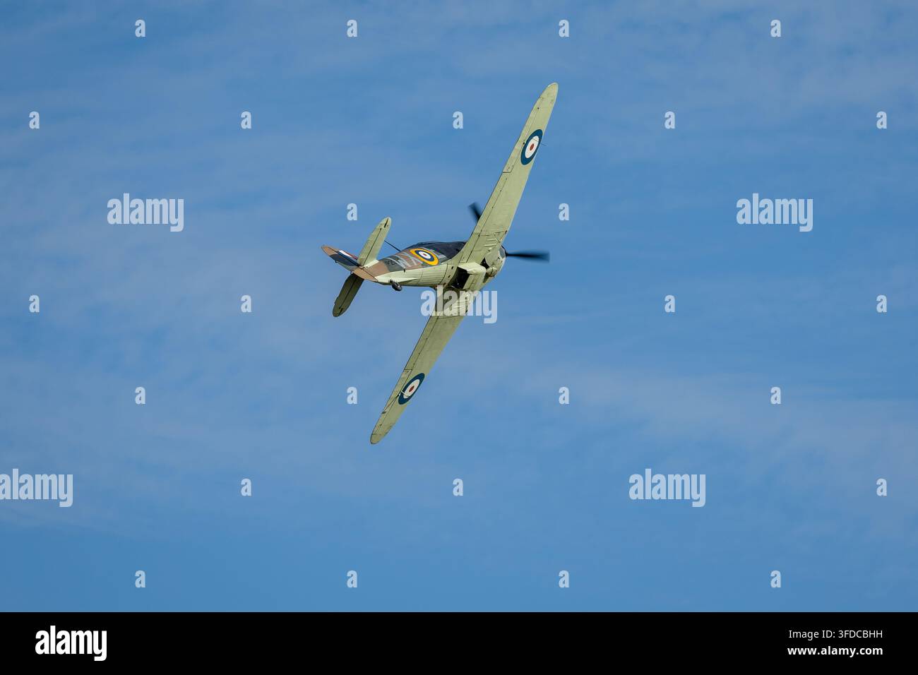 Volo Heritage polacco - Hawker Hurricane G-HURI, in volo al Festival of Flight tenuto a Shuttleworth il 28 giugno 2026. Foto Stock