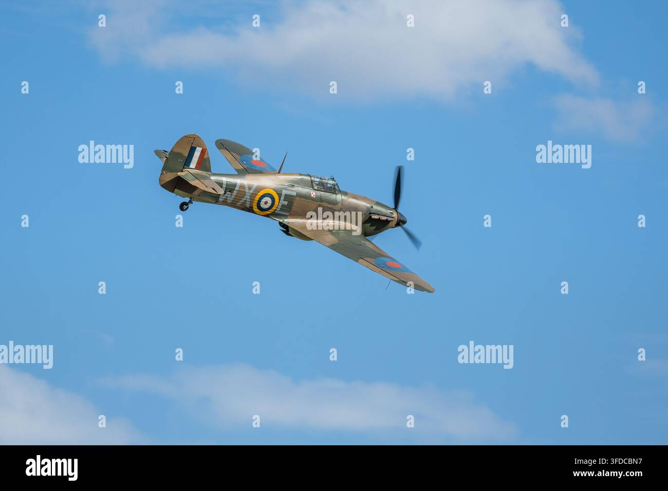 Volo Heritage polacco - Hawker Hurricane G-HURI, in volo al Festival of Flight tenuto a Shuttleworth il 28 giugno 2026. Foto Stock
