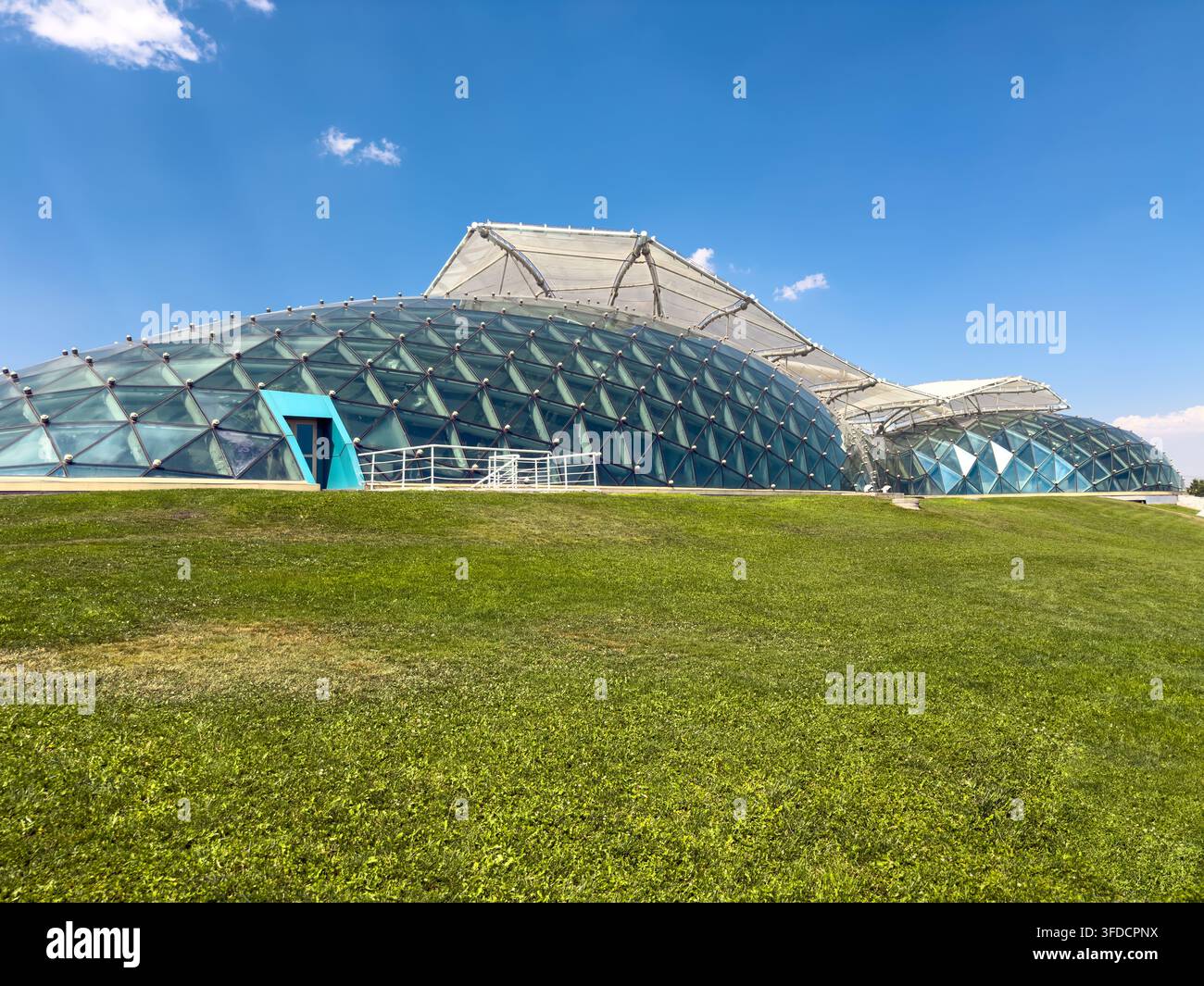Konya, Turchia – 4 agosto 2026: Esterno in vetro moderno del Konya Tropical Butterfly Garden a Selcuklu, Turchia Foto Stock