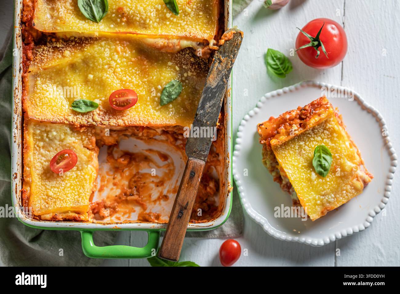 Lasagna fatta in casa a strati con besciamella e ragù alla bolognese. Strati di pasta fatta in casa con cremosa besciamella e ragù alla bolognese. Foto Stock