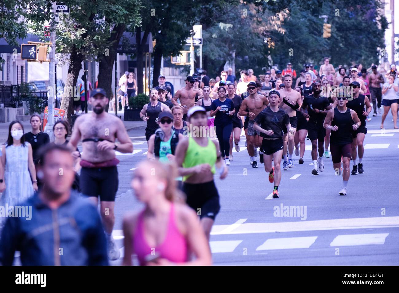 Pedoni e ciclisti su Park Avenue vicino alla Grand Central Station a Manhattan, New York City, durante la chiusura estiva delle strade per ricreazione Summer Streets Foto Stock