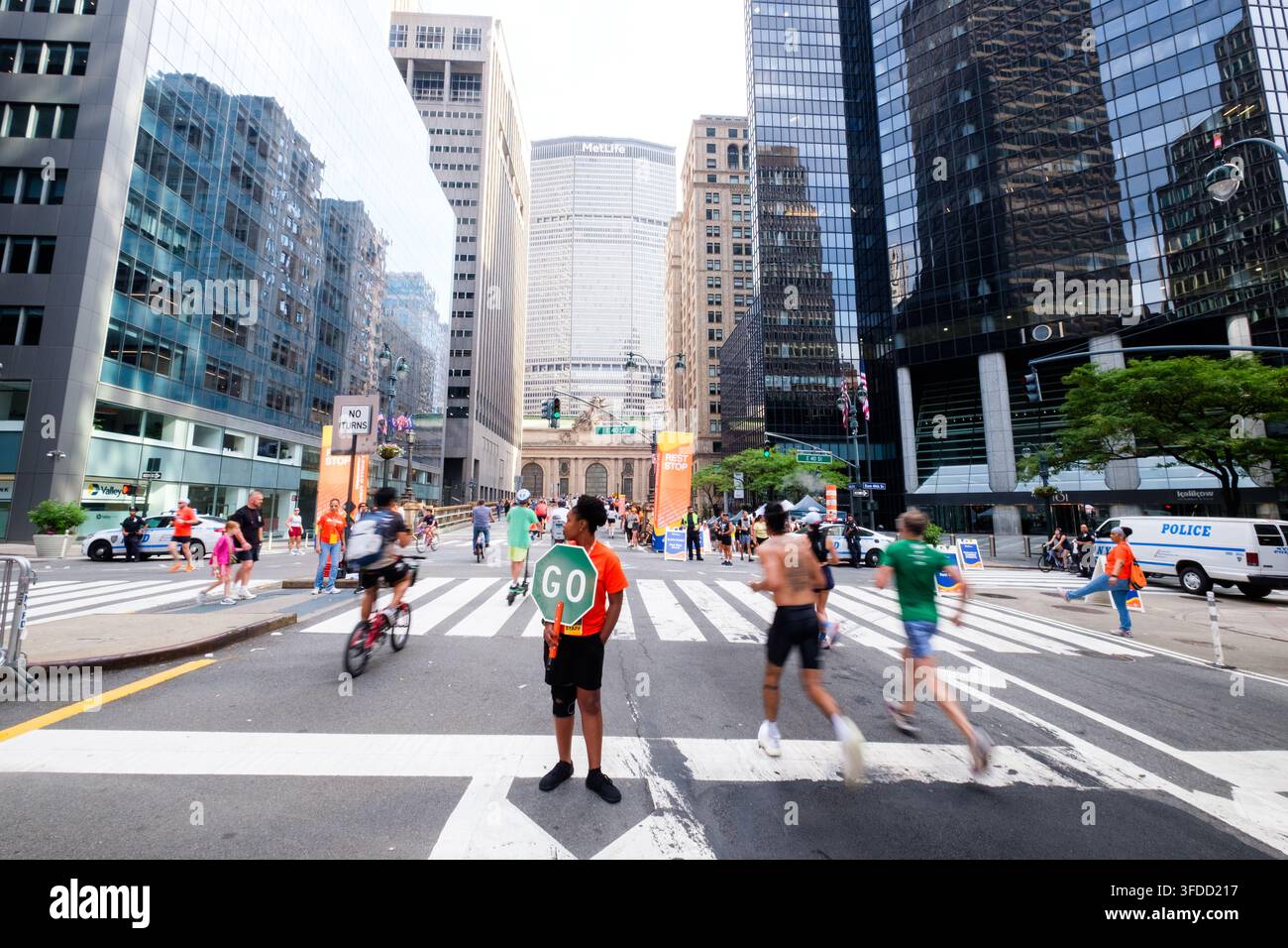 Pedoni e ciclisti su Park Avenue vicino alla Grand Central Station a Manhattan, New York City, durante la chiusura estiva delle strade per ricreazione Summer Streets Foto Stock