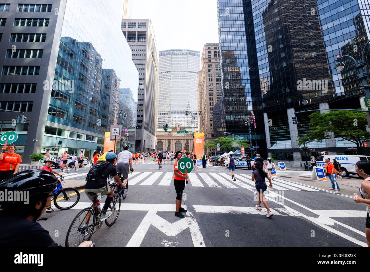 Pedoni e ciclisti su Park Avenue vicino alla Grand Central Station a Manhattan, New York City, durante la chiusura estiva delle strade per ricreazione Summer Streets Foto Stock
