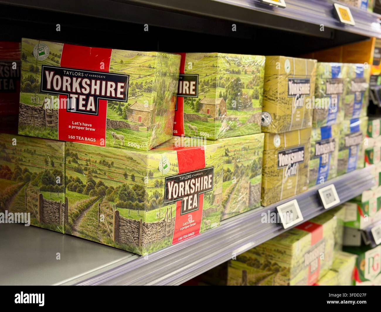 Scatole di Taylors of Harrogate Yorkshire Tea contenenti 160 bustine di tè esposte in vendita su uno scaffale di un supermercato del Regno Unito. Foto Stock