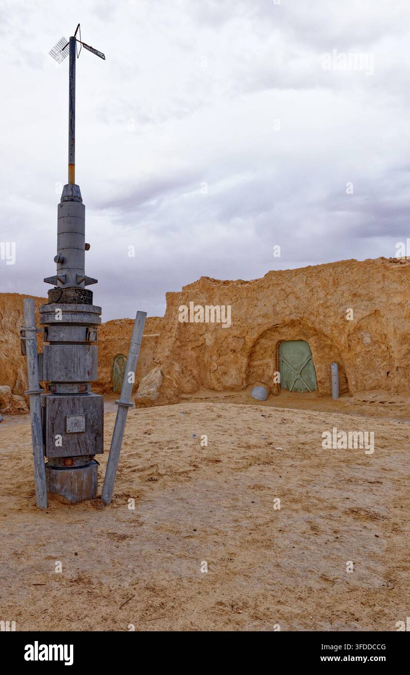 Banchi dei venditori di souvenir locali allineati davanti agli edifici intonacati con fango al set di Star Wars di Mos Espa ad Hammat-al-Jarid. Captur Foto Stock